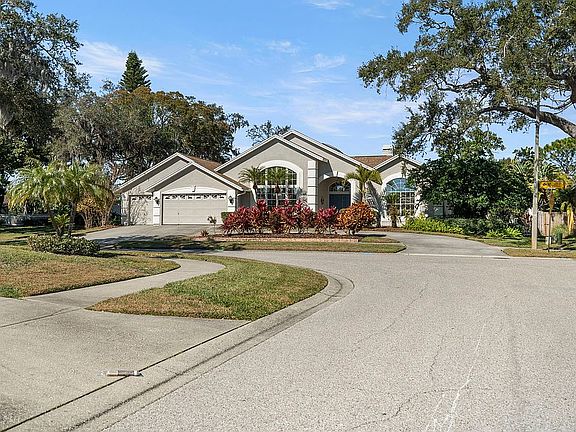 3rd image of 979 Ridgewood Ter