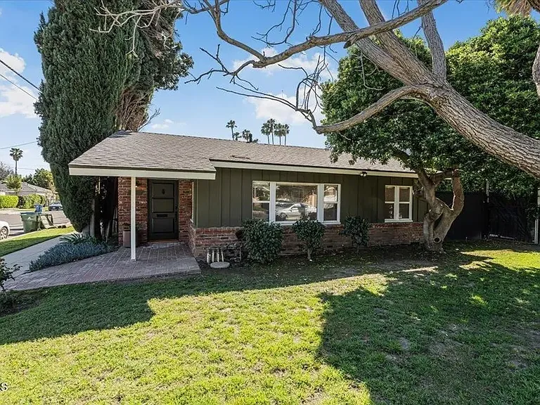 13902 Calvert St — Photo 1