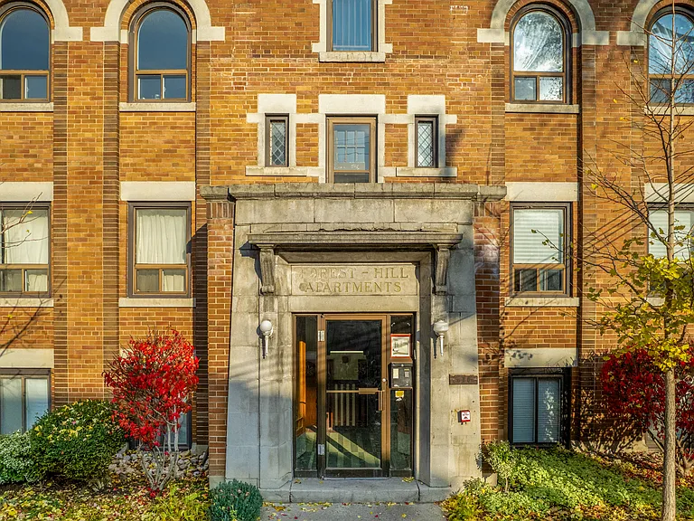 320 Lonsdale Rd — Photo 1