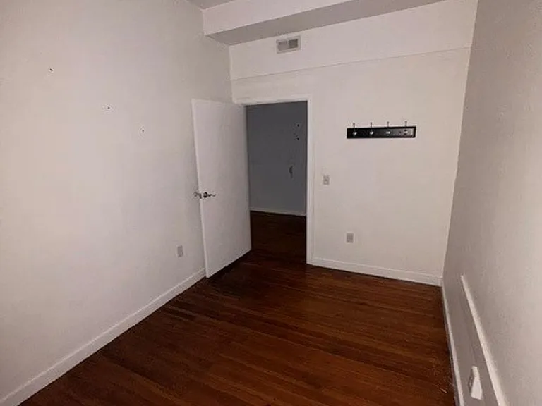 469 Howe Ave — Photo 10