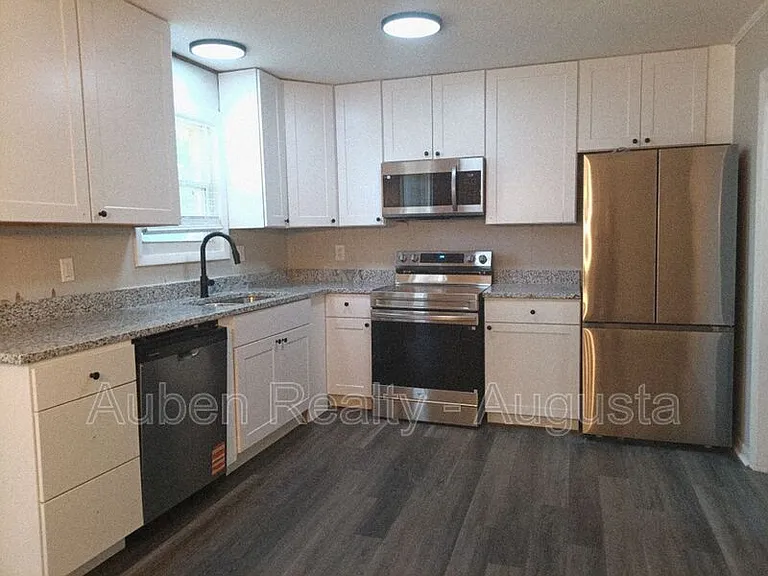 3412 Kensington Dr S — Photo 2