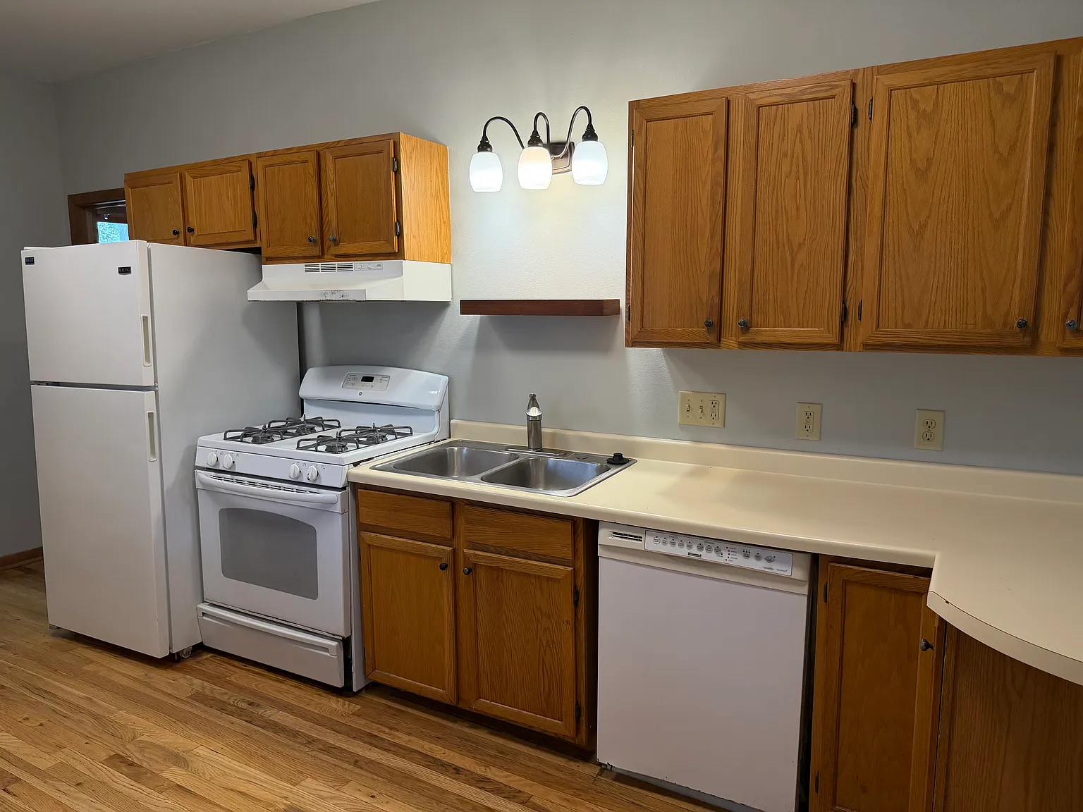 3 bed, 902 sqft, $2,095 — Photo 4