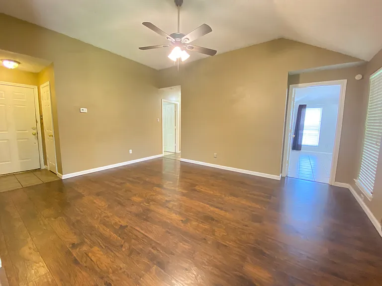 224 Los Angeles Dr — Photo 6