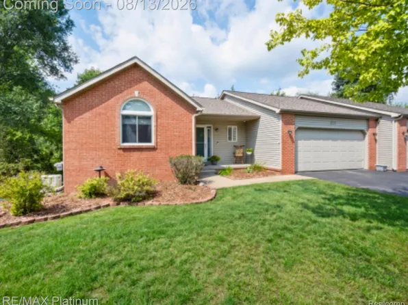 1277 Crystal Pointe Cir, Fenton, MI 48430