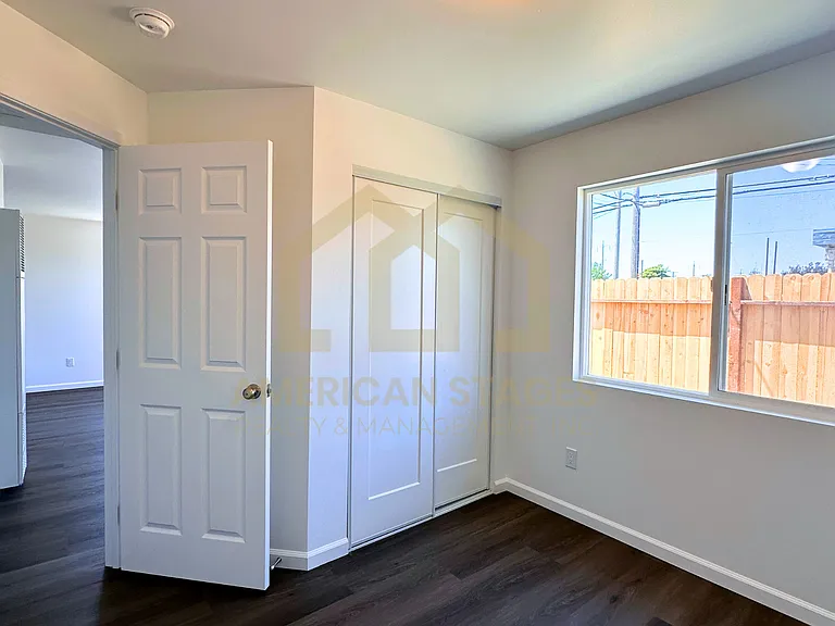 239 N East St — Photo 9
