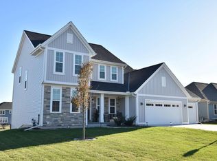 W223N4648 Seven Oaks Dr, Pewaukee, WI 53072