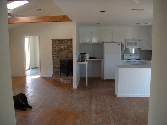 4th image of 402 E Ashley Ave Floor 2