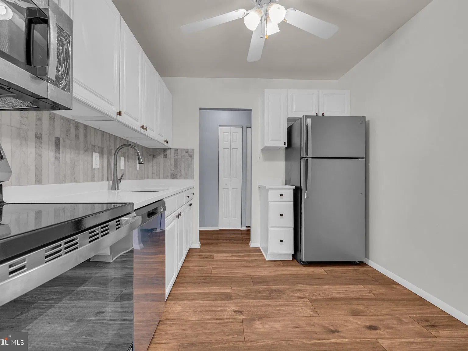 1 bed, 1.0 bath, 806 sqft, $1,900 — Photo 3