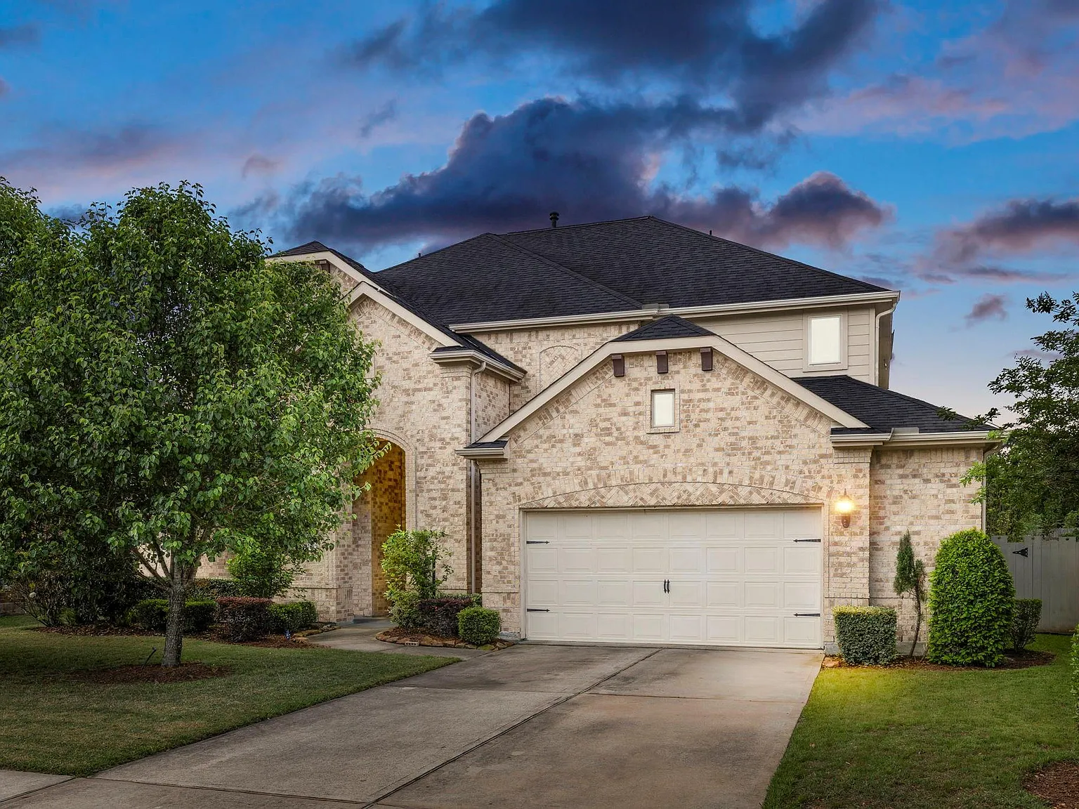 5 bed, 3.0 bath, 3641 sqft, $4,200 — Photo 2