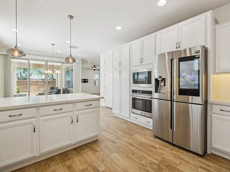 211 E Brinley Dr — Photo 16