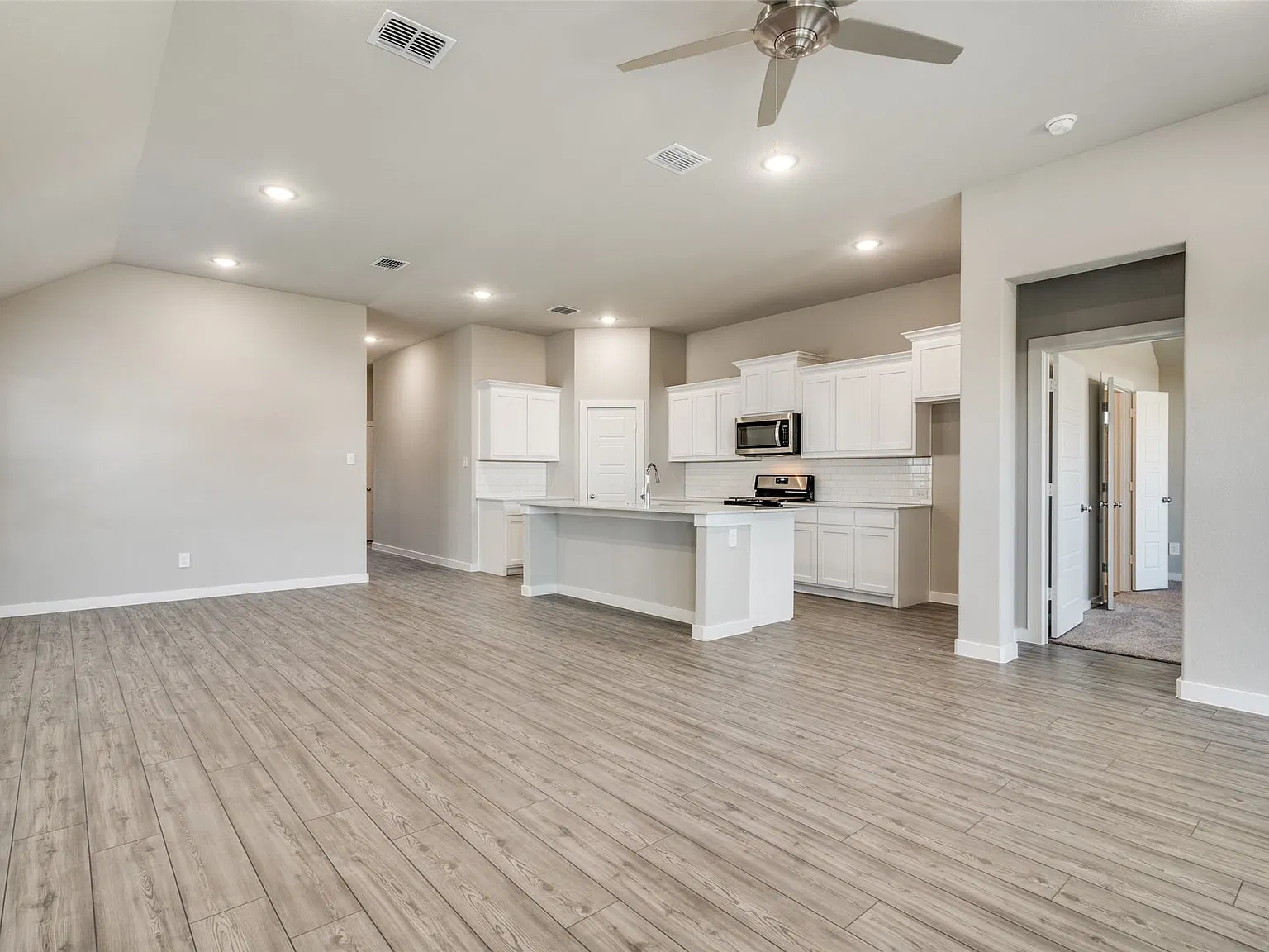 4 bed, 2.0 bath, 1866 sqft, $2,225 — Photo 2