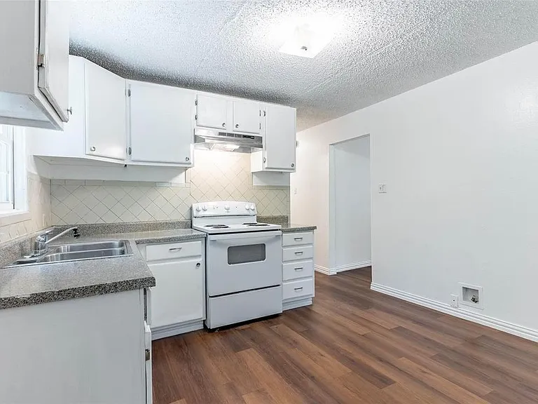 1115 S Frances St — Photo 15