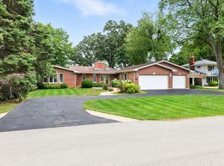 6N135 Hillcrest Dr, Medinah, IL 60157