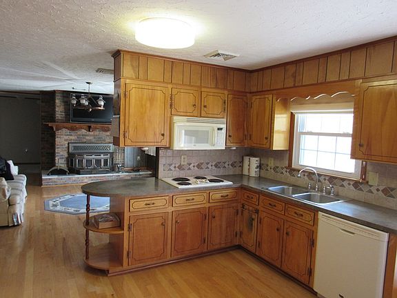 5th image of 102 Dexter St