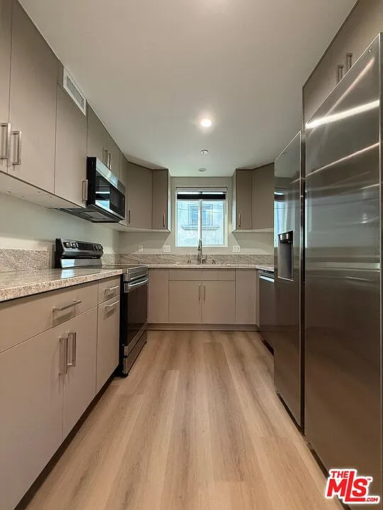 2 bed, 2.0 bath, 900 sqft, $2,880 — Photo 4