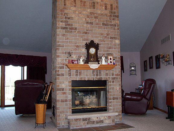 Entry/fireplace