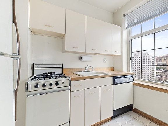 3rd image of 405 W 23rd St APT 12G