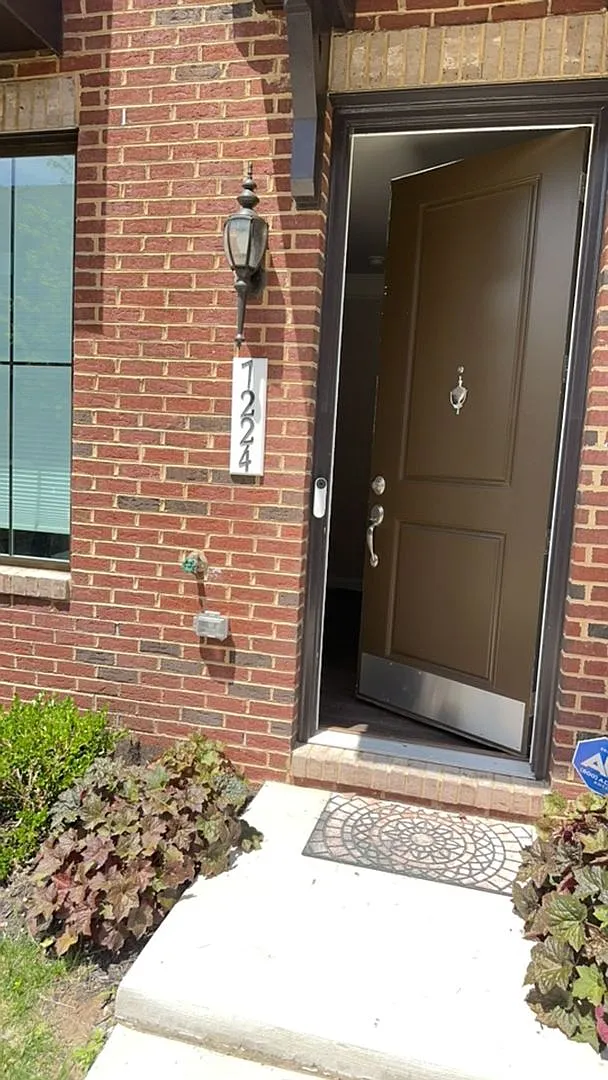 Beautiful contemporary TH in desirable North Hill — Photo 2