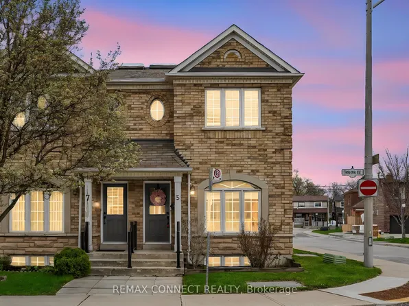 5 Terceira Cir, Toronto, ON M6N 5J3