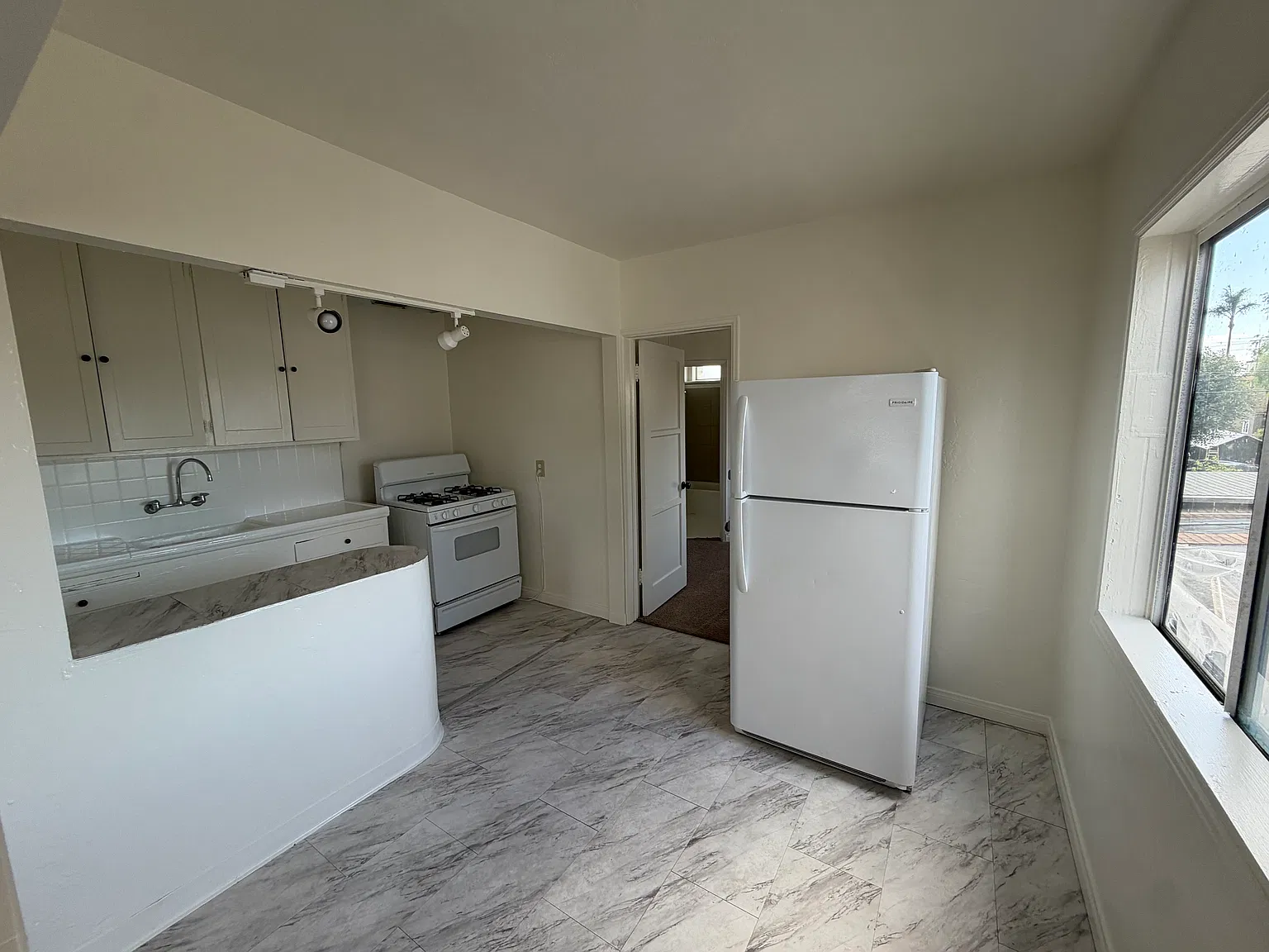 1 bed, 600 sqft, $1,800 — Photo 3