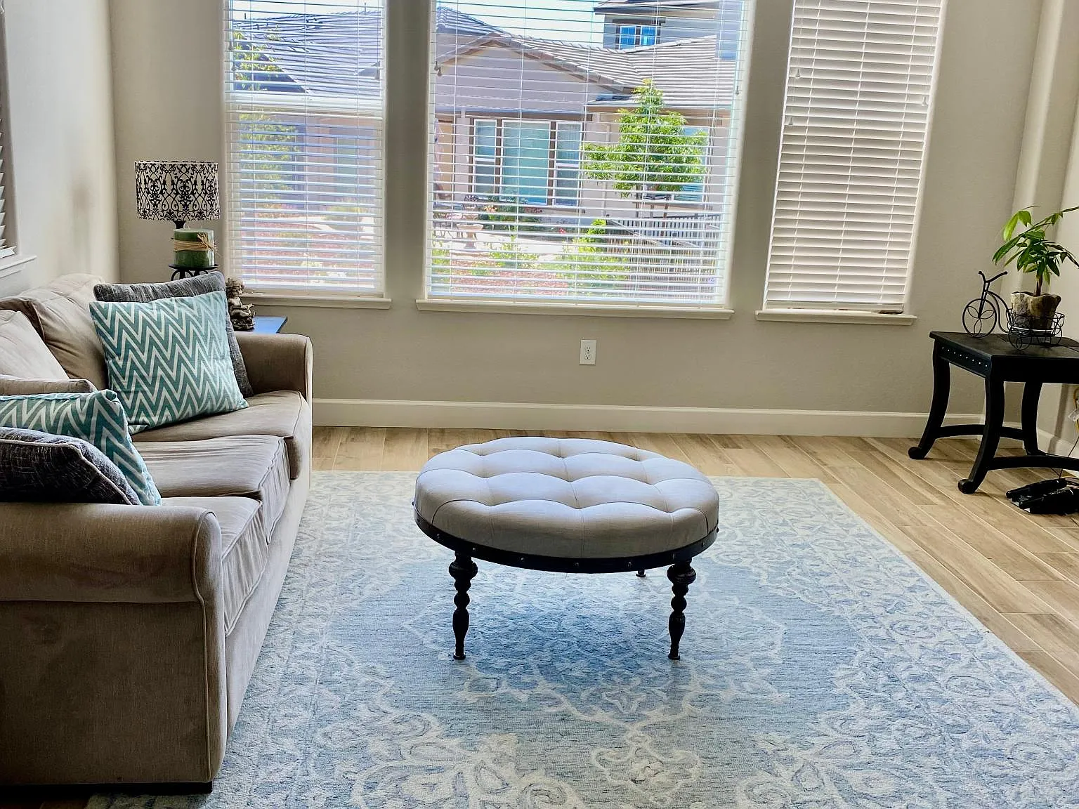 4 bed, 1986 sqft, $3,200 — Photo 2