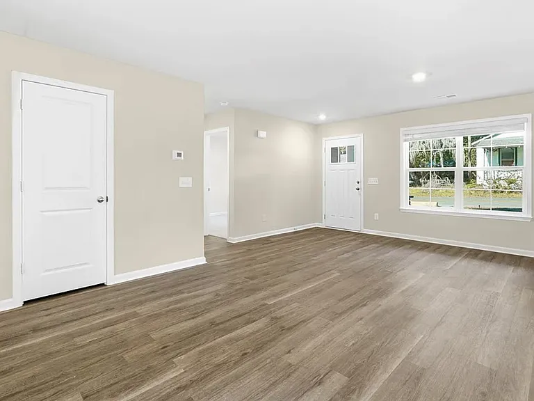 7 Iola St — Photo 2
