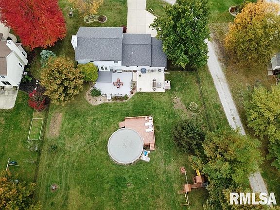 3rd image of 901 Woodland Knolls Rd