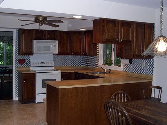 Large Eat-in Kitchen