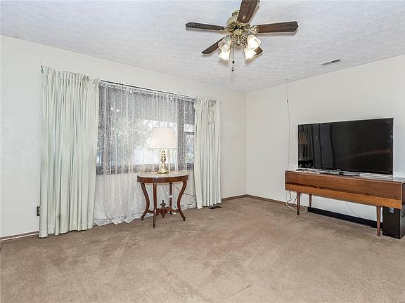 5th image of 37 Hickory Hill Ln
