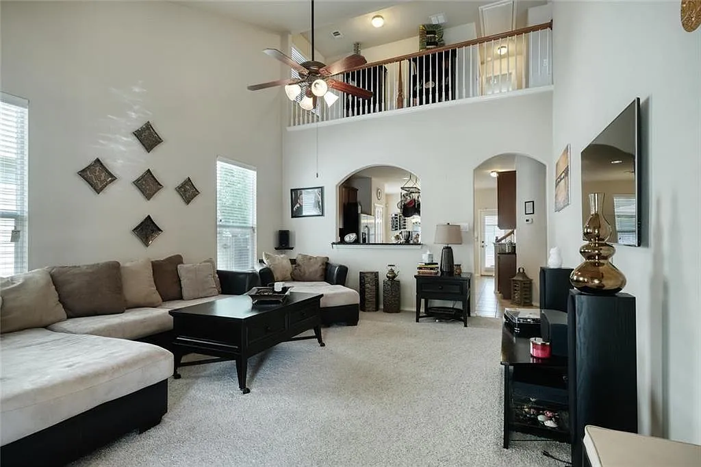 3 bed, 2.5 bath, 1928 sqft, $2,300 — Photo 2