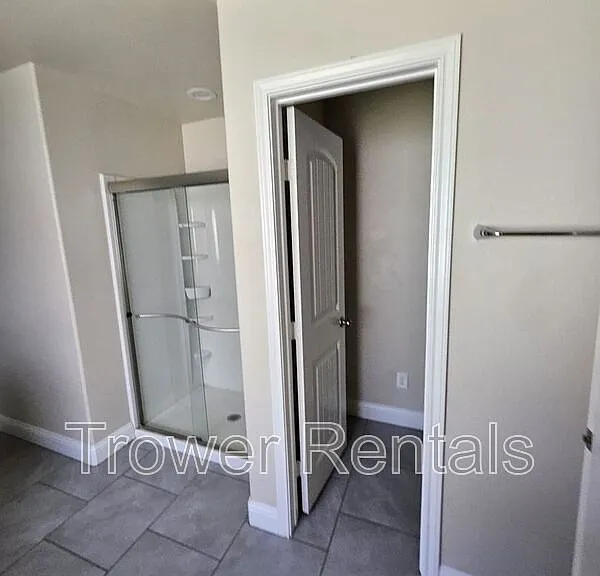 1021 E 90th Ct — Photo 17