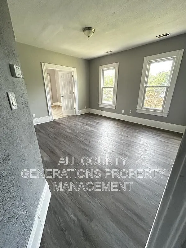 3 bed, 1.0 bath, $1,195 — Photo 4