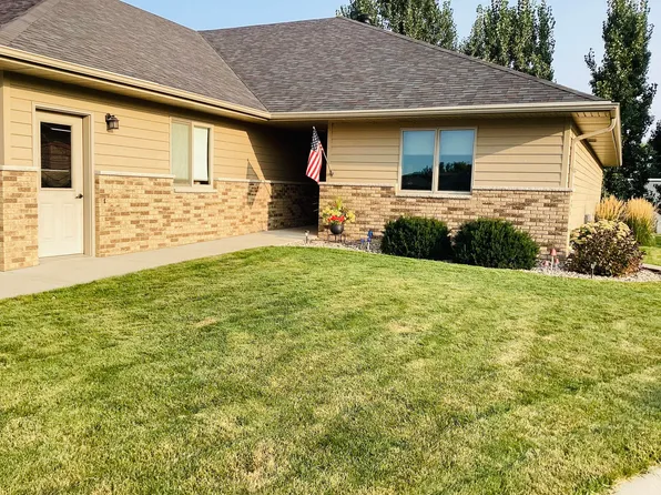 2626 Oakwood Ln, Aberdeen, SD 57401