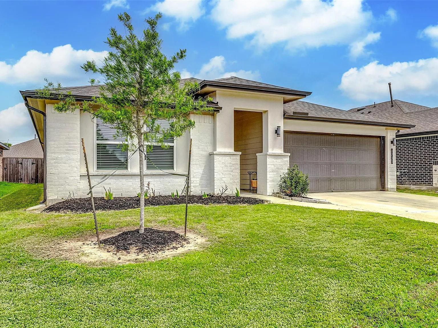 4 bed, 2.0 bath, 2039 sqft, $2,500 — Photo 2