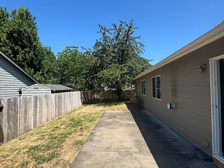 933 Pioneer Dr — Photo 16