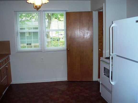 5th image of 438 Plasman Ave