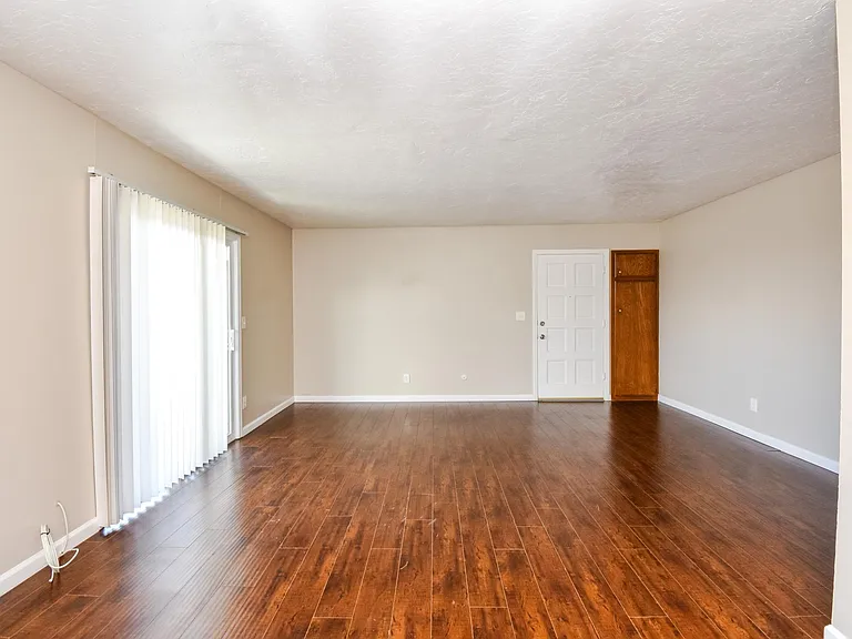 Megan Court Apartments — Photo 37