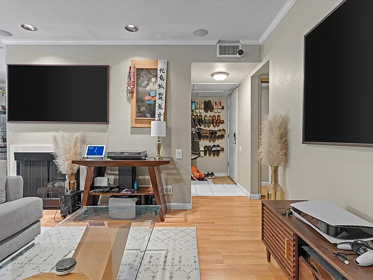2440 Larkspur Ln #302 — Photo 4