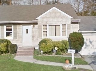 221 Tremont Rd, Lindenhurst, NY 11757