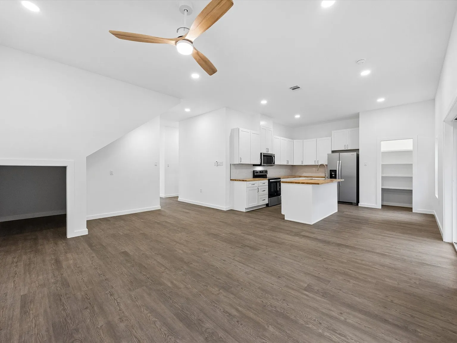 3 bed, 2280 sqft, $2,900 — Photo 3