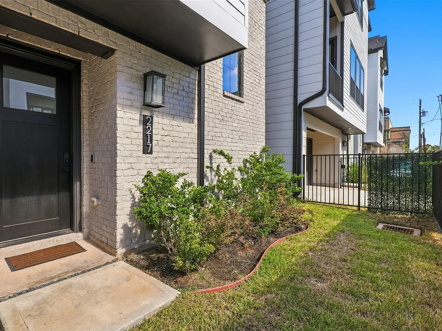 3 bed, 3.5 bath, 2302 sqft, $4,500 — Photo 2