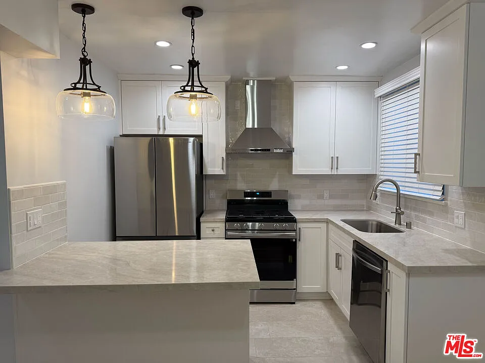 2 bed, 1.0 bath, 813 sqft, $3,200 — Photo 2