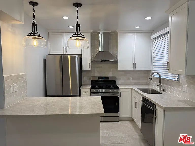 4125 1/2 W Toluca Lake Ave — Photo 2
