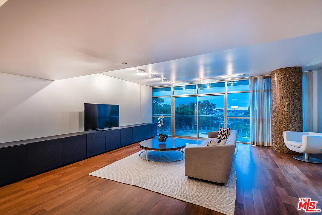 2 bed, 2.5 bath, 2500 sqft, $9,300 — Photo 2