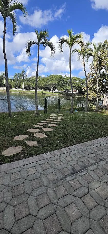 3 bed, 1600 sqft, $3,300 — Photo 2