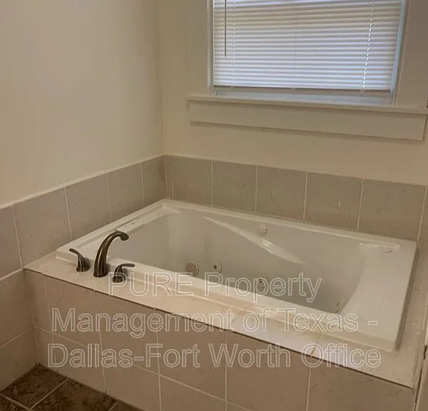 501 E Monroe St — Photo 10