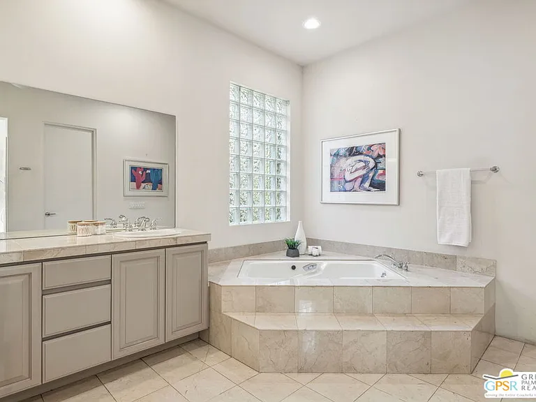 2 Varsity Cir — Photo 39
