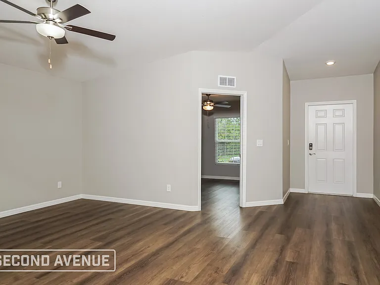 678 Rutland Cir — Photo 3