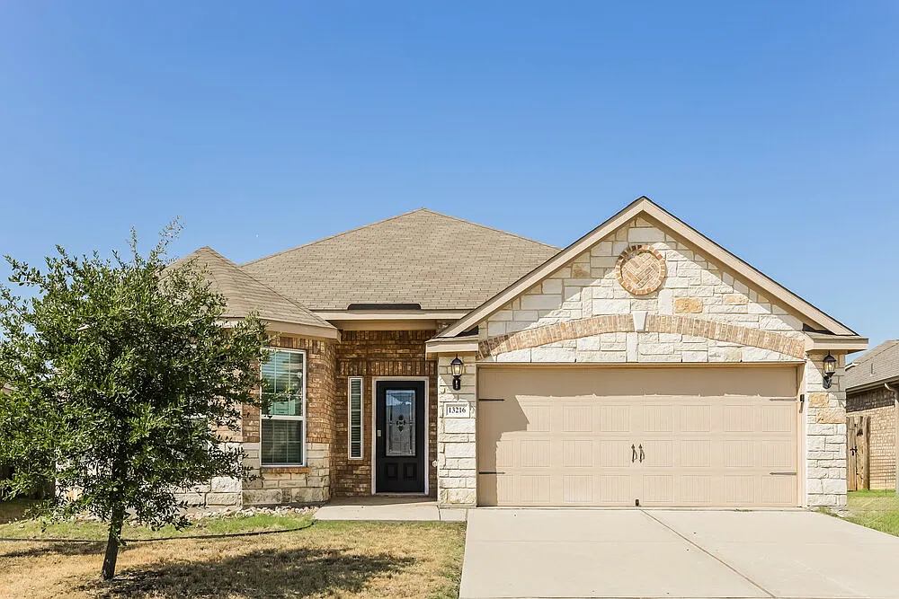 3 bed, 2.0 bath, 1939 sqft, $2,260 — Photo 1