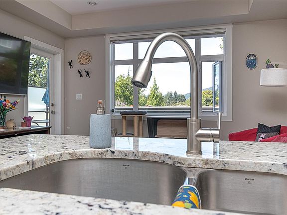 5th image of 2655 Sooke Rd